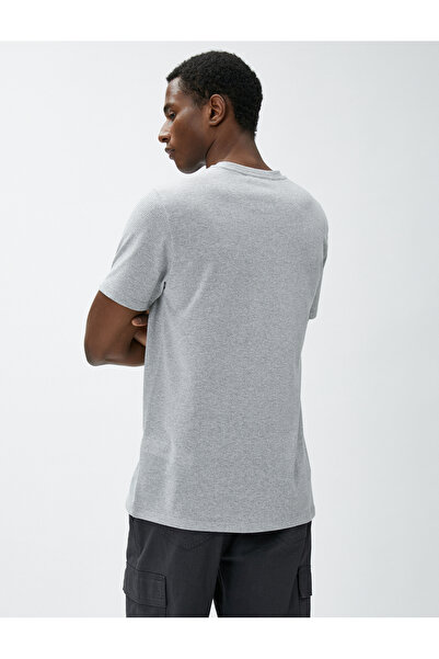 Koton Деталь вишивки на футболках з коротким рукавом з текстурованою горловиною