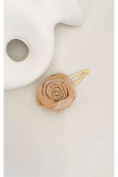 Sacha Accessories مشبك كوليت باللون البيج على شكل وردة