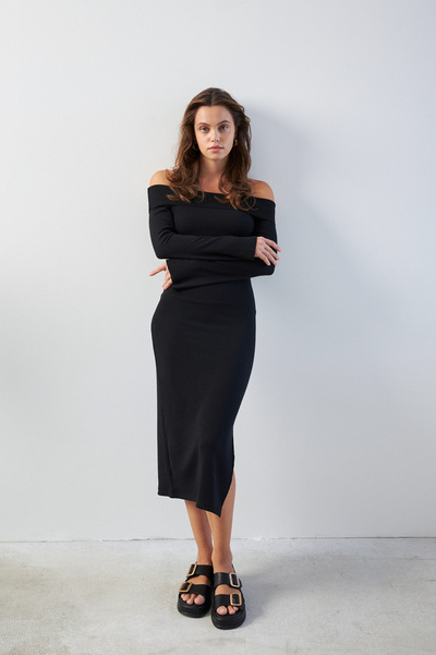 Ladima Crna haljina sa Carmen kragnom i detaljnim prorezom Midi visina Osnovn...