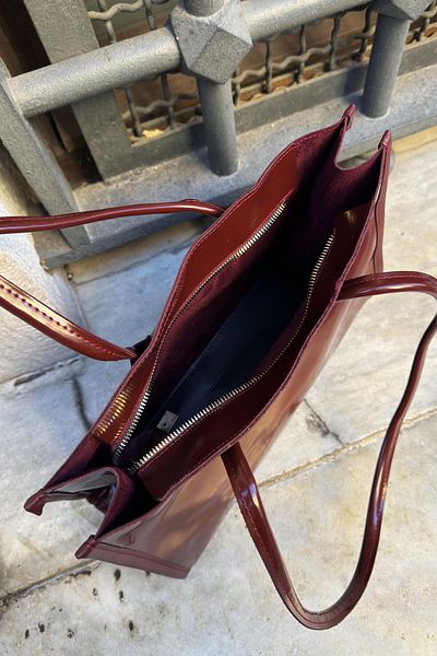 LEONAS Geantă de mână și de umăr de bază pentru femei din piele artificială strălucitoare Mery Claret Red