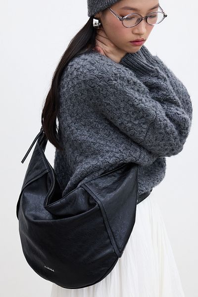 Manuka Czarna miękka skórzana owalna torba typu crossbody