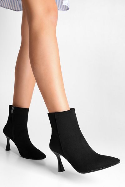 Shoeberry Damen-Stiefel Zian aus schwarzem Wildleder mit Absatz. Schwarzes Wildleder