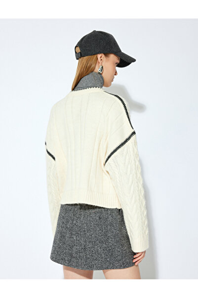 Koton X Şahika Ercümen – Weich strukturierter, farblich kontrastierender Langarm-Pullover mit Rundhalsausschnitt und Haarstrick