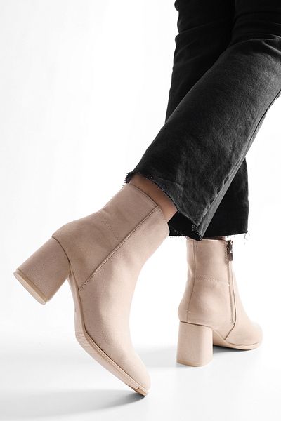 Shoeberry Haylee Beige Wildleder-Stiefel für Damen Beige Wildleder