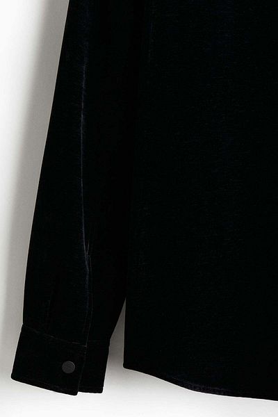 H&M قميص مخملي بقصّة عادية
