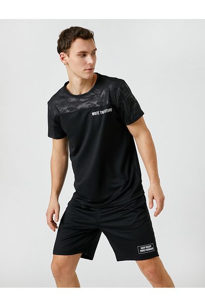 Koton Sport-T-Shirt mit Tarnmuster und detailliertem Slogan-Aufdruck, Rundhalsausschnitt