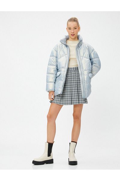 Koton Glänzende Pufferjacke, Stehkragen, Tasche, detaillierter Reißverschluss