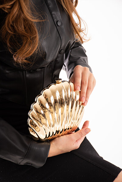 By EDUU Kadın Gold Metal Istiridye Formlu Zincir Detaylı Abiye Çanta