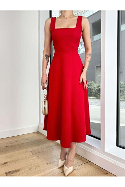 SONREİR JESICA-KLEID MIT DICKEN TRÄGERN UND QUADRATISCHEM YEKA-DETAIL