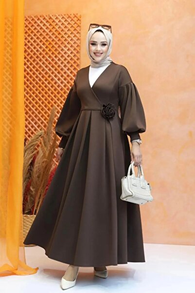 Tesettür Diyarı فستان حجاب من قماش سكوبا بأكمام بالون بتفاصيل وردية - بني