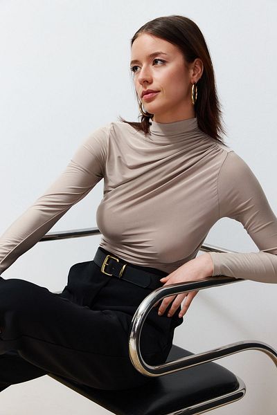 Trendyol Collection Πέτρινο τετράγωνο γιακά Εφαρμόζεται εύκαμπτη πλεκτή μπλούζα TWOSS24BZ00487