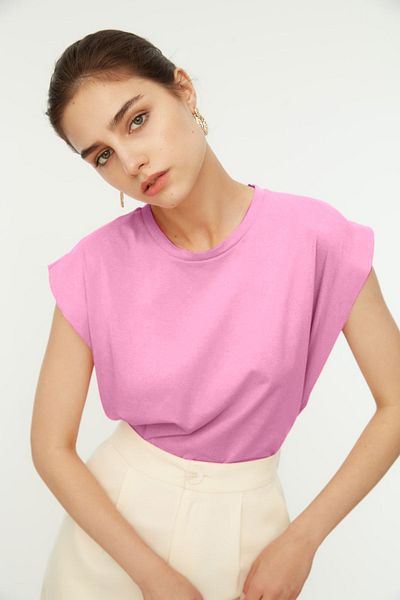 Trendyol Collection Rosa Baumwollwatte Basic T-Shirt mit Biker-Kragen (TWOSS20TS0021)