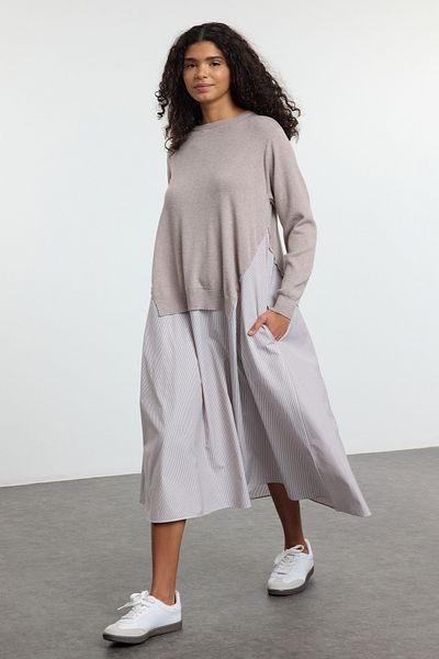 Trendyol Collection Pletené zboží s norkovým proužkem Obloha Jednoduchý střih Midi tkané šaty Twoaw25El00359
