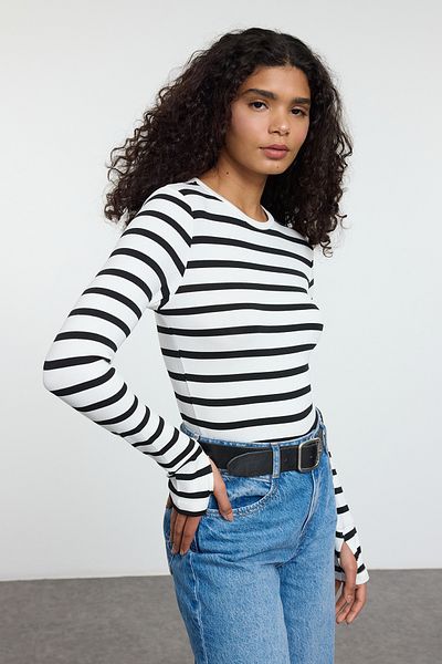 Trendyol Collection Μαύρη εκρού ριγέ βισκόζη/μαλακό ύφασμα με λεπτομέρεια με δάχτυλα ελαστική πλεκτή μπλούζα TWOAW25BZ00014