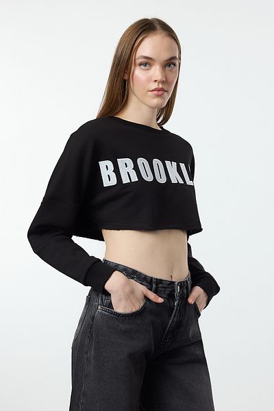 Trendyol Collection Черен спокоен суитшърт Super Crop с апликирана бродерия - дебел плетен Twoaw25Sw00279
