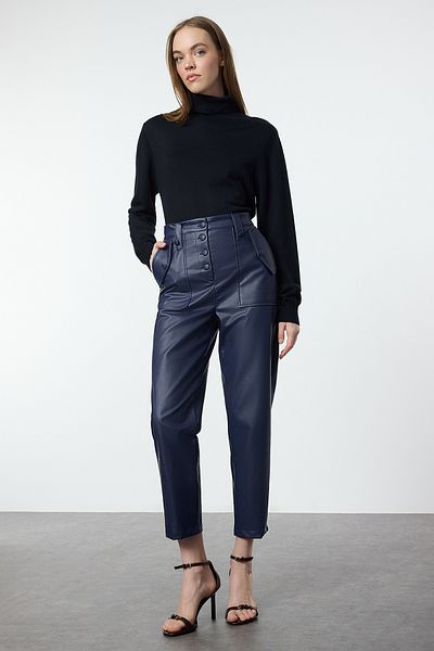 Trendyol Collection Marineblaue, mit Karotten gewebte, vorne geknöpfte Kunstlederhose TWOAW22PL0083