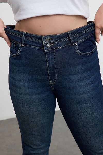 Trendyol Curve Dunkelblaue, dehnbare Skinny-Jeans mit hoher Taille und Übergröße TBBAW25CJ00024