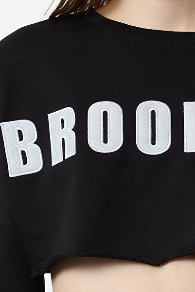 Trendyol Collection Černá uvolněná mikina Super Crop s nášivkovou výšivkou – tlustá pletená Twoaw25Sw00279