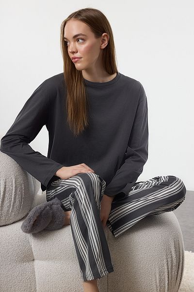 Trendyol Collection Antracitová barva pruhované 100% bavlněné pletené prádlo na spaní - Thmaw25Pt00188