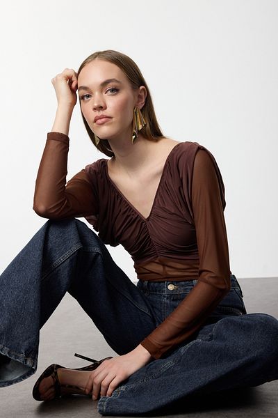 Trendyol Collection Кафяво плетено боди с V-образно деколте и тюл Tpraw25Bd00012