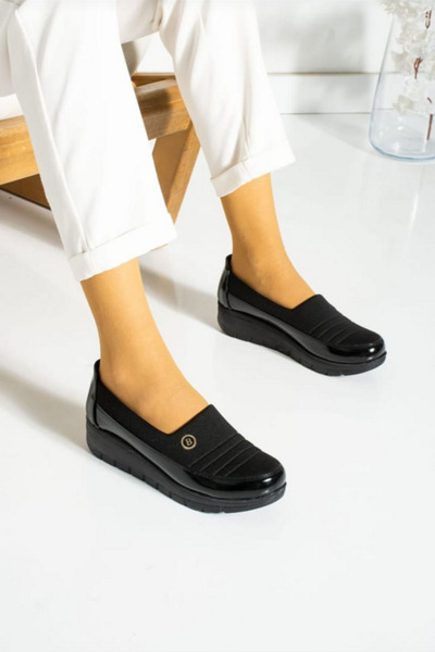 Ayakkabı Ülkesi Ортопедичні зручні чорні атласні спортивні кросівки - еластич...