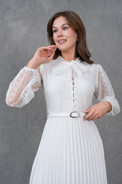 lovebox Rochie de seară din dantelă albă cu mâneci lungi, cu detaliu plisat, cu centură 57834