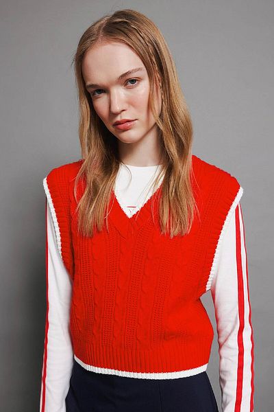 DeFacto Roter Slim-Fit-Strickpullover – einfarbiger V-Ausschnitt, Basic-Modell D4680ax24au