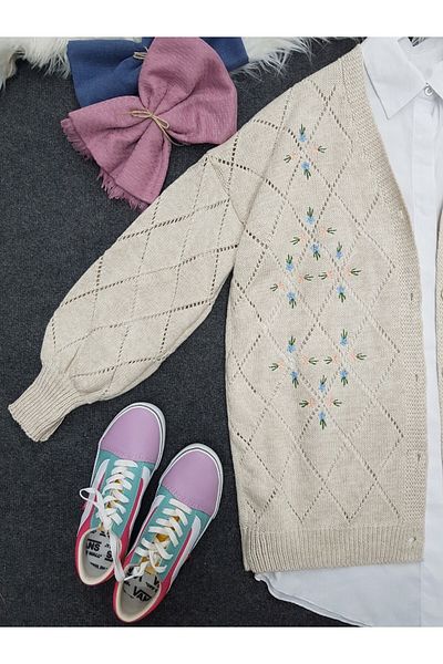 Modamorfo Durchbrochener, mit Blumen bestickter Strick-Cardigan mit Knöpfen