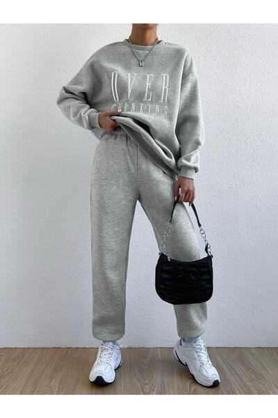 Mythologie طقم رياضي نسائي رمادي اللون مطبوع عليه Overthinking من الأعلى وياقة دائرية كبيرة الحجم