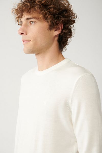 Avva Weißer, fusselfreier Strickpullover mit Rundhalsausschnitt für Herren E 005000