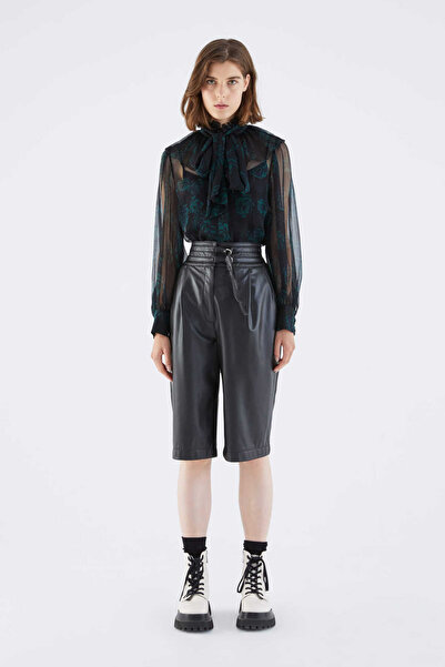 Roman Deri Görünümlü Bermuda  Kadın Pantolon Siyah K2212078_001