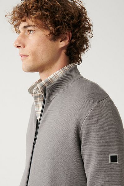 Avva Graue Herren-Strickjacke aus Viskose mit Stehkragen und detailliertem Reißverschluss aus Leder B 005022