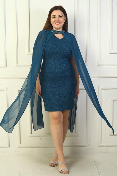 By Saygı Rochie lurex de mărime mare, căptușită cu decolteu în V, cu pelerină din șifon