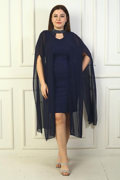 By Saygı Rochie lurex de mărime mare, căptușită cu decolteu în V, cu pelerină din șifon