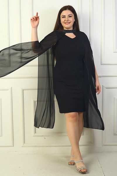By Saygı Rochie lurex de mărime mare, căptușită cu decolteu în V, cu pelerină din șifon
