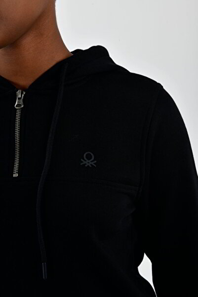 United Colors of Benetton سويت شيرت نسائي أسود بقلنسوة بسحاب مع تفاصيل شعار ا...