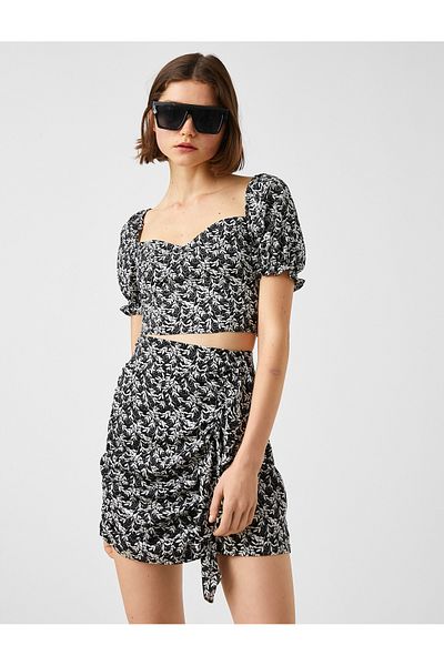 Koton Geblümte Crop-Bluse mit herzförmigem Ausschnitt und kurzen Ballonärmeln