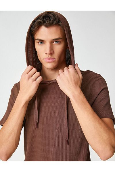 Koton Basic-T-Shirt mit Kapuze und kurzen Ärmeln aus strukturierter Baumwolle mit Taschendetails