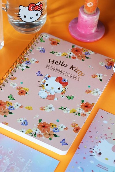 Victoria's Journals Hello Kitty and Friends - спирален дневник 14x20 см. Можете ли да спестите минути?