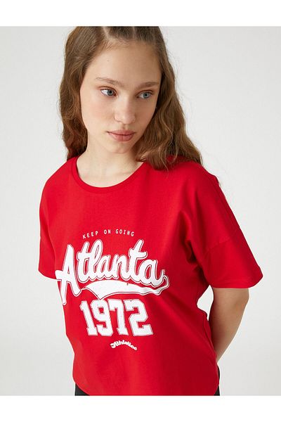 Koton Tricou imprimat pentru colegiu, cu mânecă scurtă, cu decolteu rotund