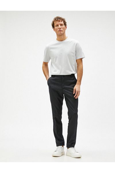 Koton Basic-T-Shirt mit Rundhalsausschnitt und kurzen Ärmeln aus Baumwolle