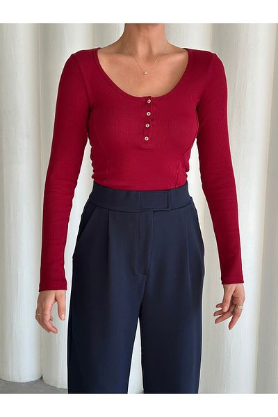 Laluvia Langes T-Shirt mit Perlmuttknöpfen in Burgunderrot – 2634