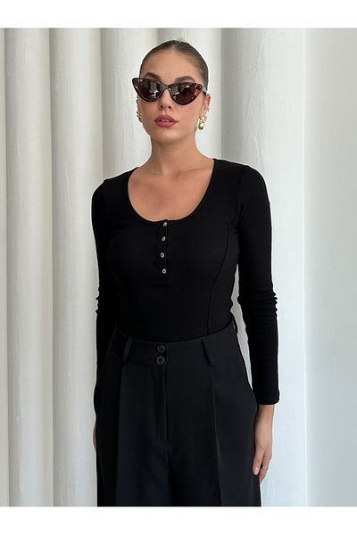 Laluvia Schwarzes, perlmuttfarbenes, langes T-Shirt mit Knöpfen – 2634