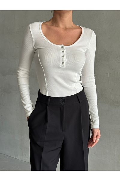 Laluvia Weißes, perlmuttfarbenes, langes T-Shirt mit Knöpfen – 2634