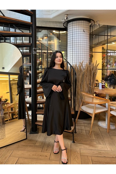 Sheeny Elara Siyah Kloş Etek Midi Kolları Uzun Saten Elbise