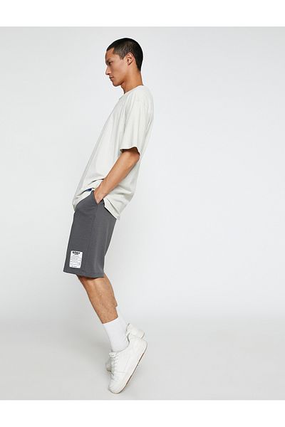 Koton Basic-Shorts mit aufgedruckten Taschen mit Slogan-Label-Spitzenbund