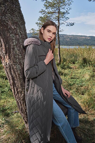 Zühre Kürk Detaylı Kapüşonlu Uzun Füme Şişme Mont 12765