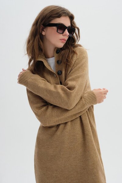 SHERIN Πλεκτό χιτώνα με καφέ κουμπιά Judge Collar