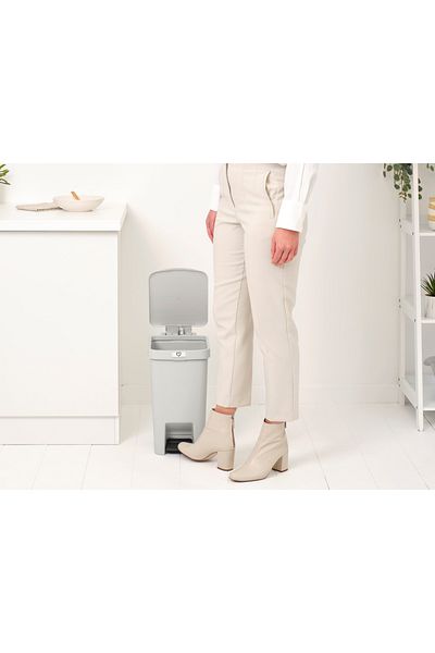 Brabantia سلة المهملات بدواسة برابانتيا 16 لترًا باللون الرمادي