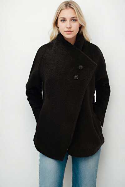 Vitrin Asimetrik Kesim Cepli Keçe Ceket